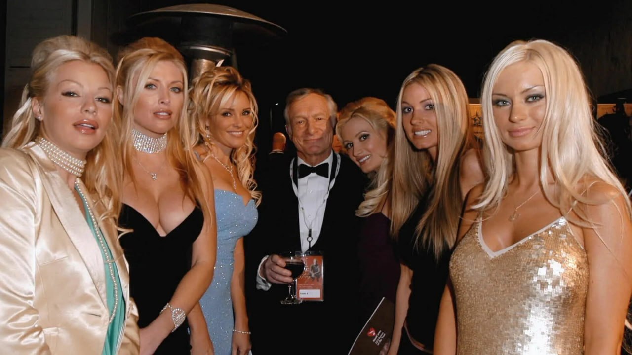 Хью Хефнер в окружении моделей Playboy